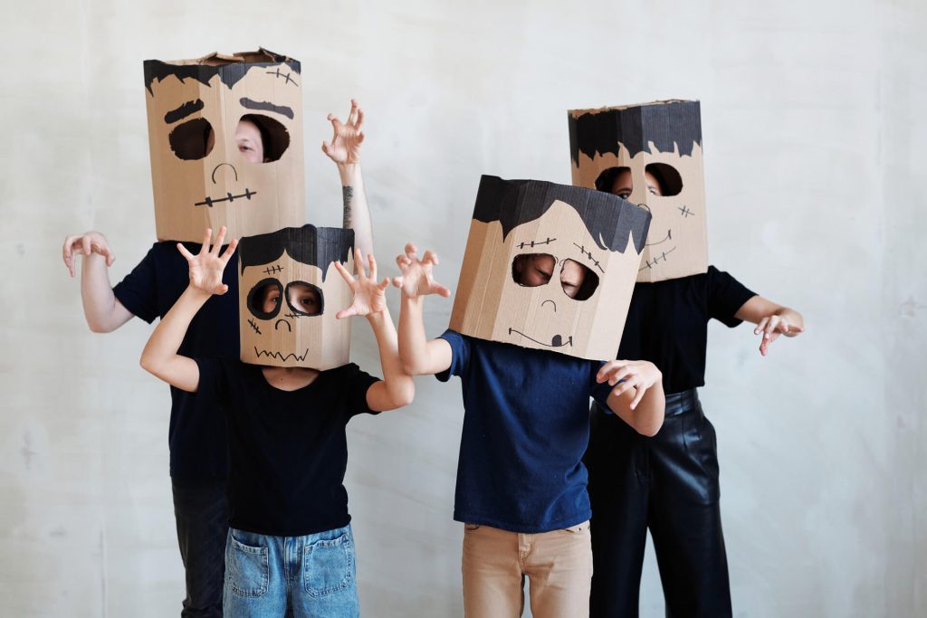 4 enfants avec des masques faits maisons.