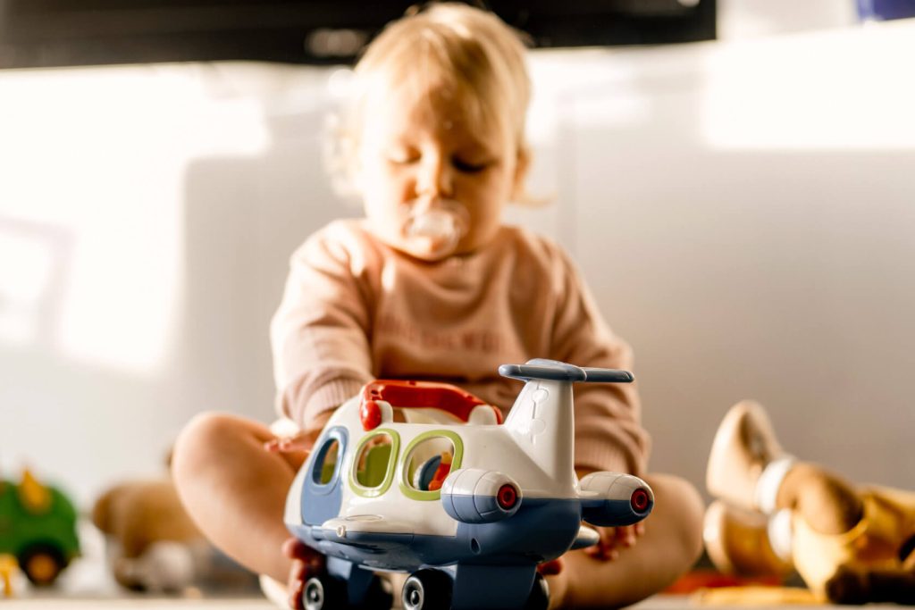 enfant jouant avec un avion