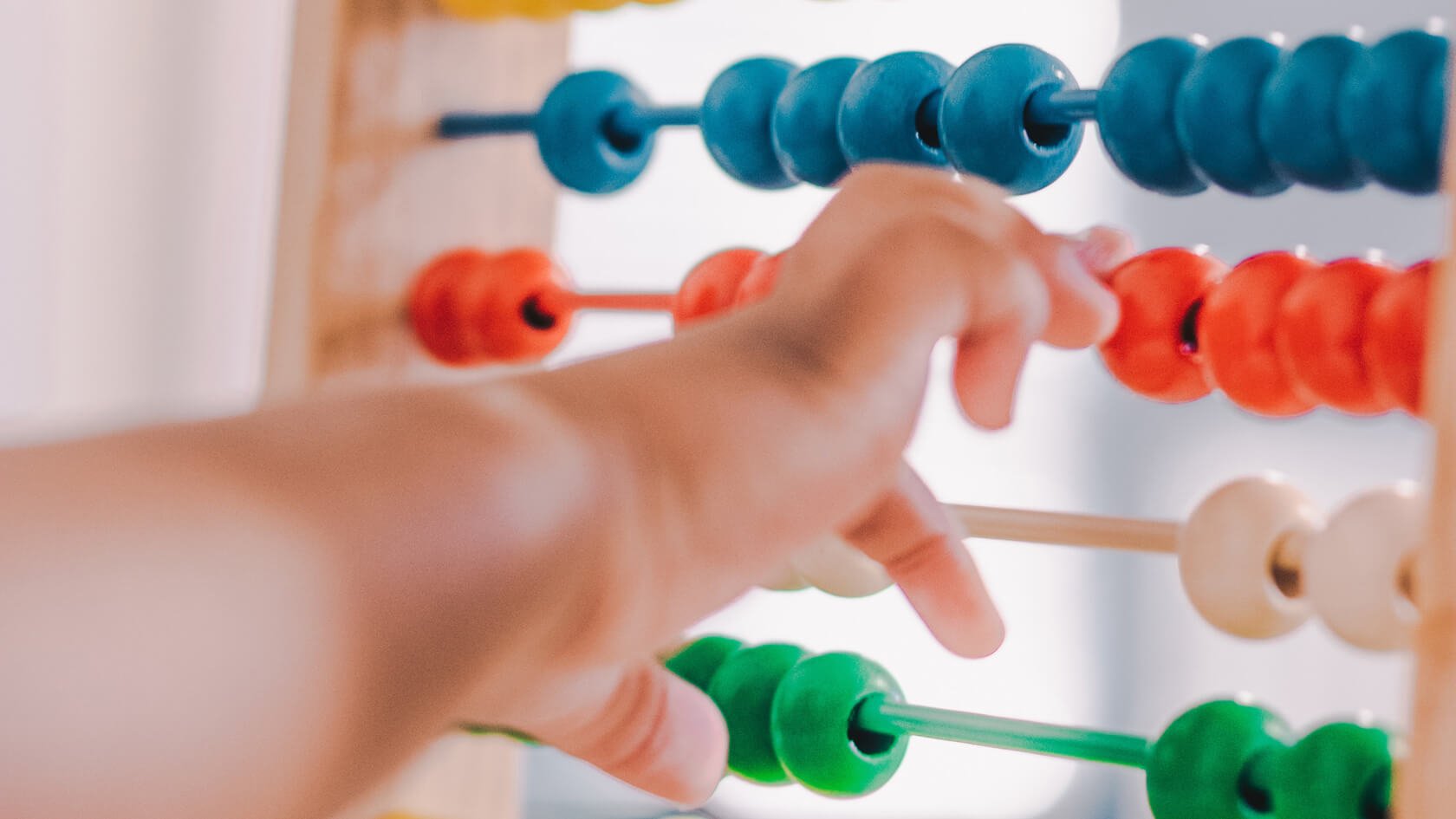 Les jouets pour encourager la motricité fine chez les tout-petits